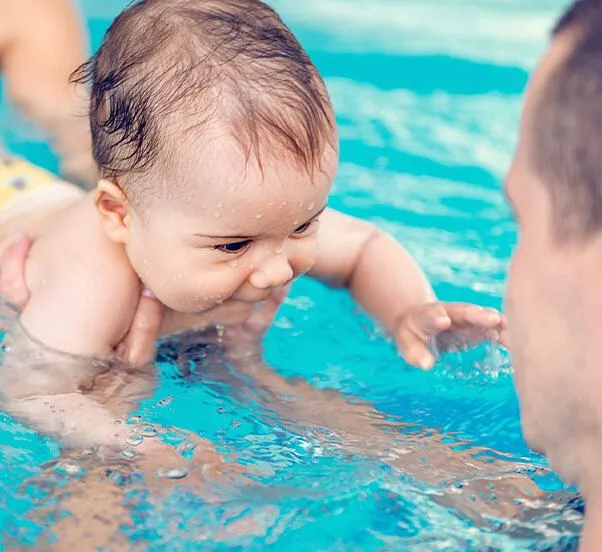 Baby genießt das warme Wasser
