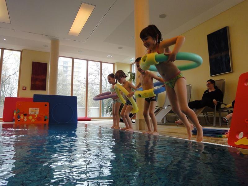 Kinder springen ins Wasser