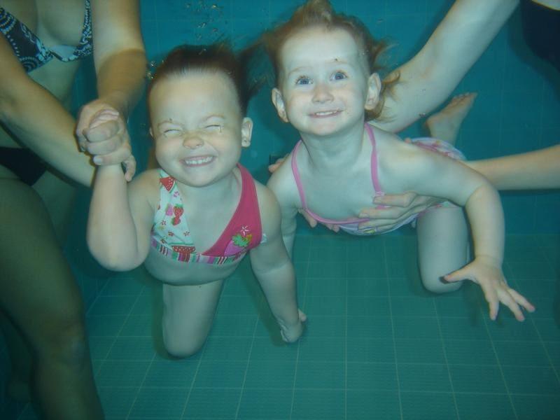 Zwei Kinder tauchen unter Wasser